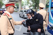 Nhiều tài xế dính án phạt vì uống bia rượu khi đi chúc Tết ngày mùng 1