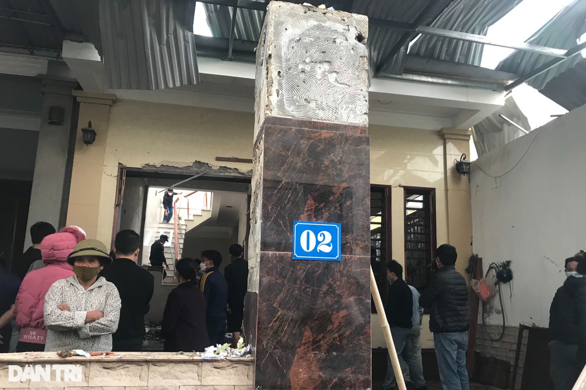 Sau tiếng nổ như bom, một người nhập viện, ngôi nhà 2 tầng vỡ toác - 5 Sau tiếng nổ như bom, một người nhập viện, ngôi nhà 2 tầng vỡ toác - 5