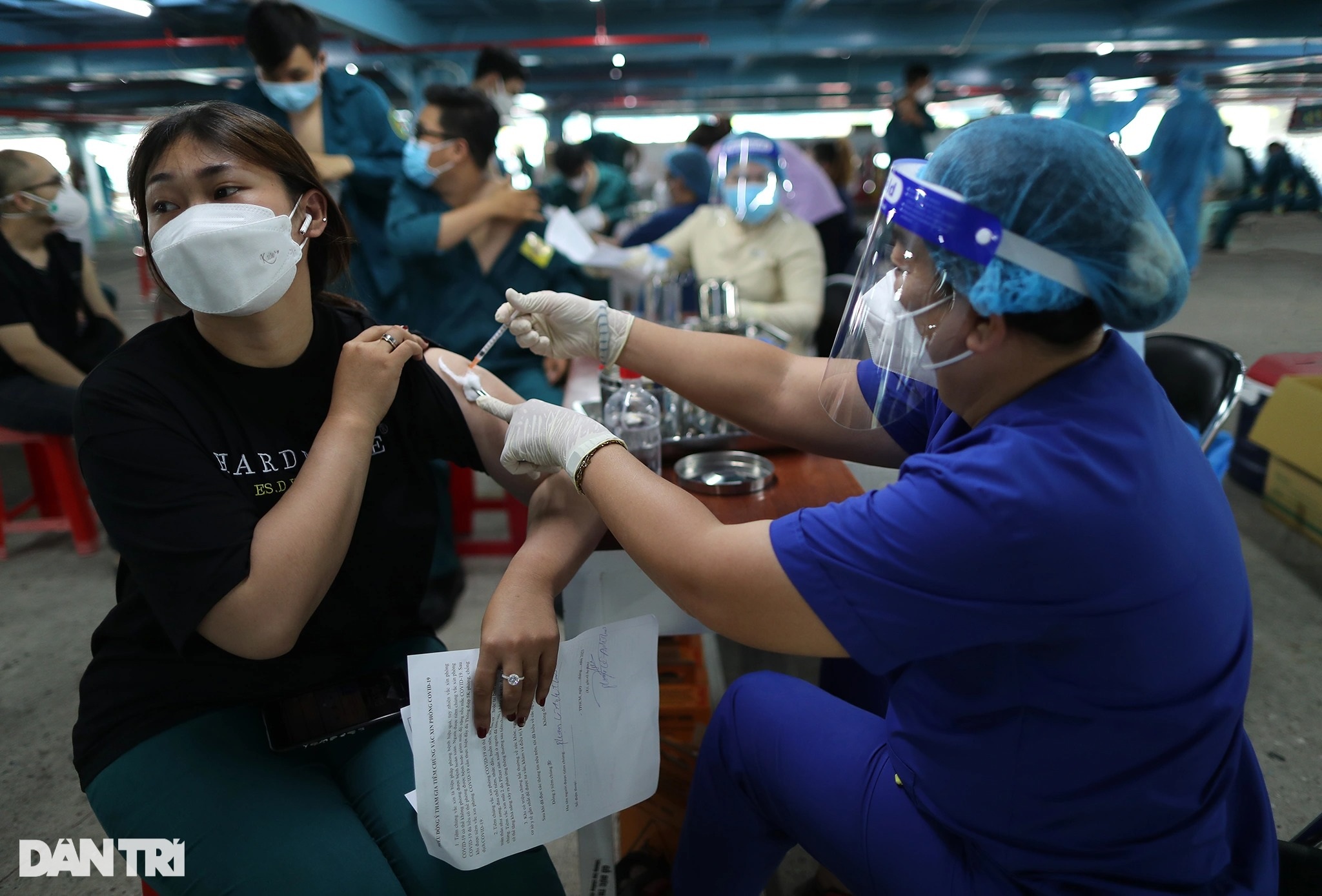 Những mũi vaccine lần 3 đầu tiên được tiêm cho lực lượng tuyến đầu ở TPHCM - 8 Những mũi vaccine lần 3 đầu tiên được tiêm cho lực lượng tuyến đầu ở TPHCM - 8