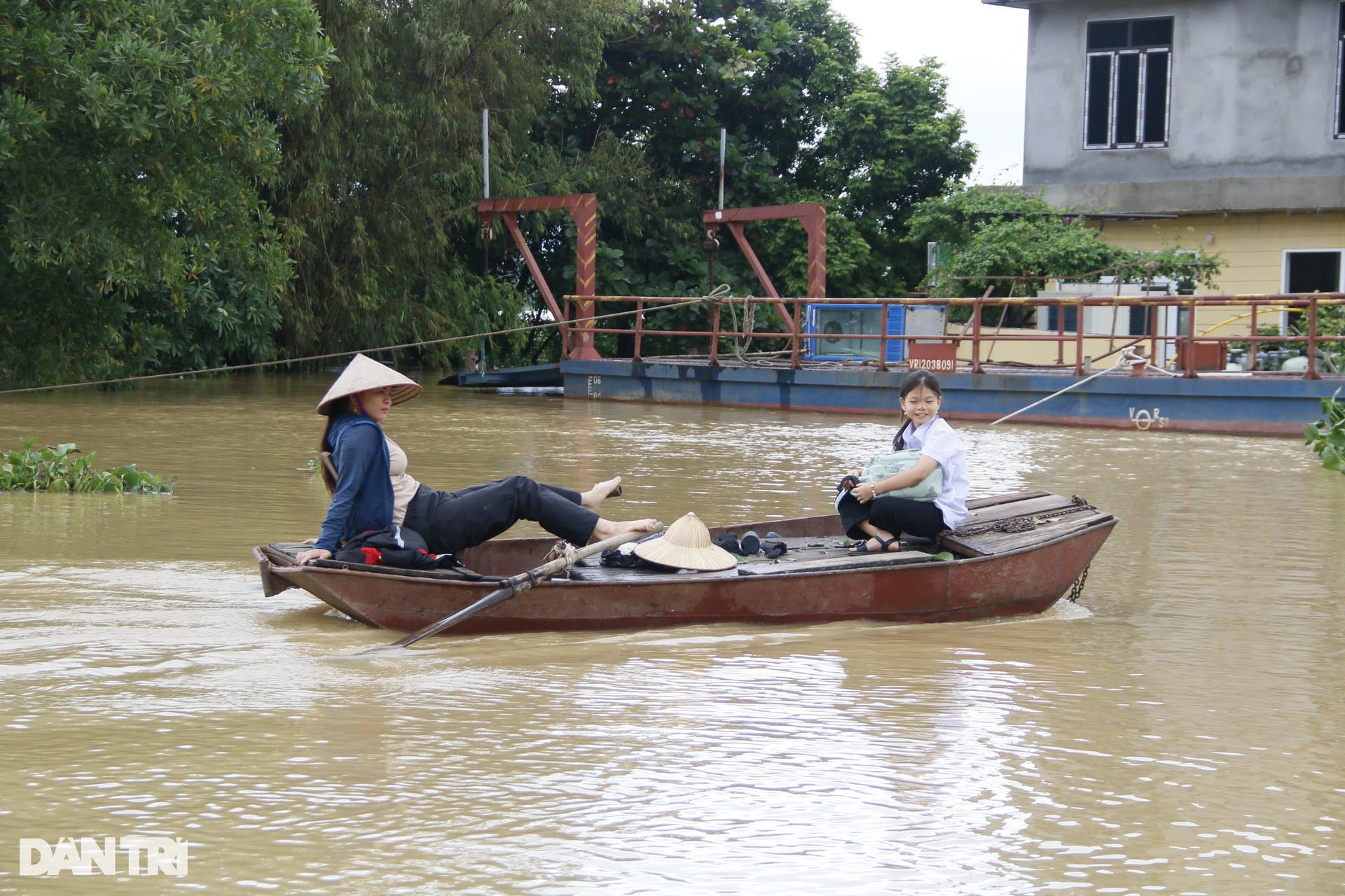 Nước dâng cao, người dân vùng rốn lũ ở Ninh Bình chuyển lên mái nhà - 14 Nước dâng cao, người dân vùng rốn lũ ở Ninh Bình chuyển lên mái nhà - 14