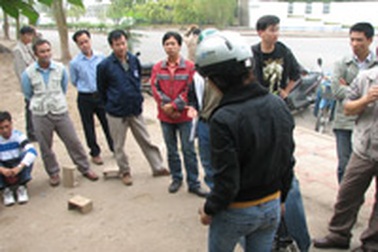 Hàng trăm công nhân tụ tập đòi nợ công ty