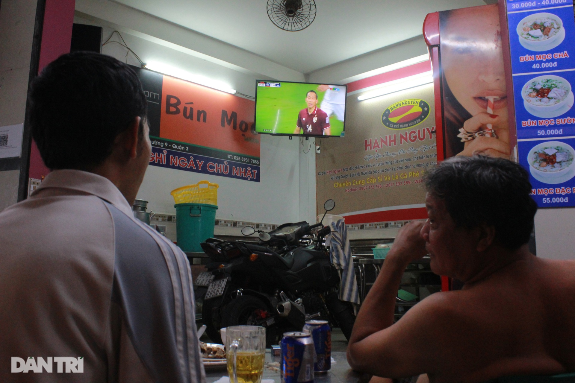 Người hâm mộ gục đầu tiếc nuối khi Việt Nam trở thành cựu vương tại AFF Cup - 6 Người hâm mộ gục đầu tiếc nuối khi Việt Nam trở thành cựu vương tại AFF Cup - 6