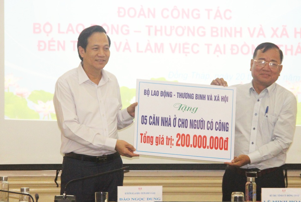 Bộ trưởng Đào Ngọc Dung thăm và tặng quà gia đình chính sách tỉnh Đồng Tháp - 5 Bộ trưởng Đào Ngọc Dung thăm và tặng quà gia đình chính sách tỉnh Đồng Tháp - 5