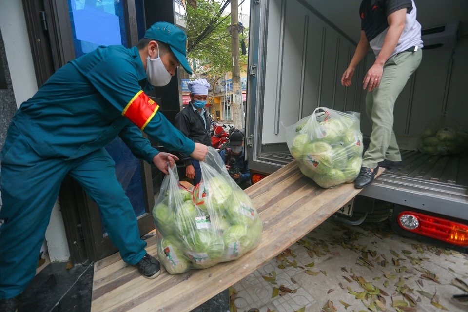 Quy trình thu gom, xử lý rác đặc biệt tại khu cách ly Trúc Bạch - 18