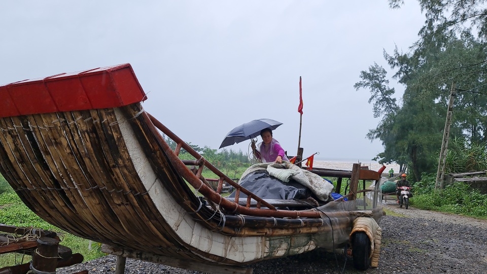 Ngư dân hối hả kéo thuyền bè lên bờ tránh bão - 2 Ngư dân hối hả kéo thuyền bè lên bờ tránh bão - 2