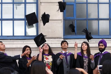 Chính phủ Anh vào cuộc trước tình trạng “lạm phát” bằng ĐH loại xuất sắc