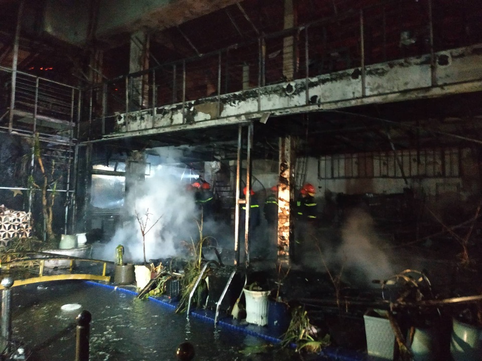 Quán bar cháy dữ dội trong đêm, hơn 70 người bỏ chạy tán loạn - 4 Quán bar cháy dữ dội trong đêm, hơn 70 người bỏ chạy tán loạn - 4