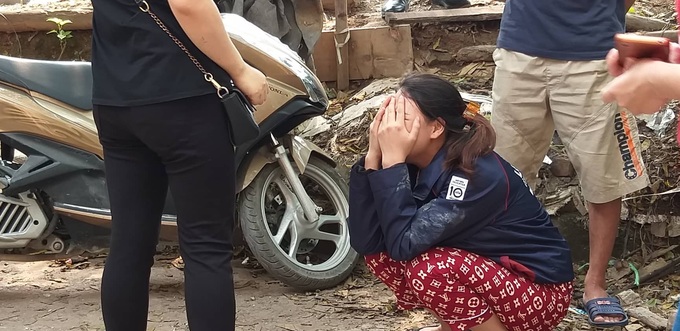 Quặn lòng cảnh người thân ngã quỵ khi nhận thi thể nạn nhân biến dạng trong vụ cháy làm 8 người chết ở Hà Nội - Ảnh 6.