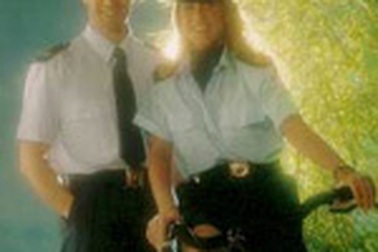 Sắc phục mỏng tang, cảnh sát nữ kêu trời!