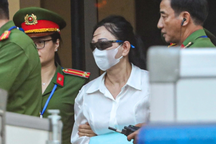 Bị cáo Trương Mỹ Lan đeo kính đen rời tòa sau ngày xét xử đầu tiên