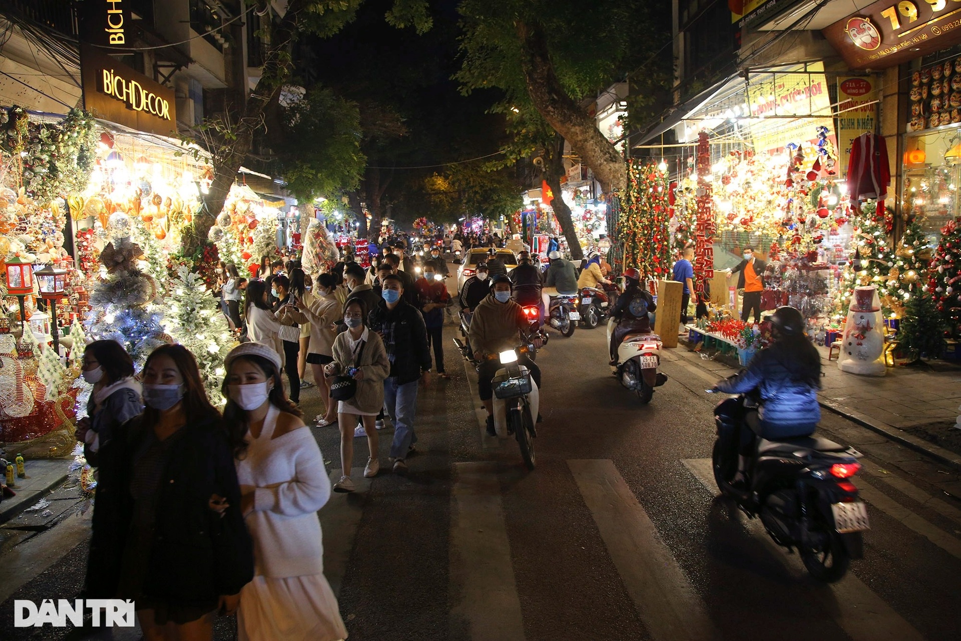 Đông nghịt người đổ về Hàng Mã mua sắm đón Noel 2021 - 1 Đông nghịt người đổ về Hàng Mã mua sắm đón Noel 2021 - 1
