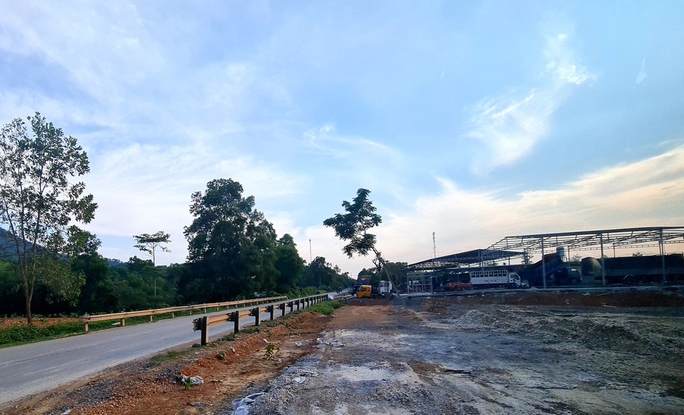 Xưởng mổ xe ô tô nuốt hành lang đường Hồ Chí Minh - 3 Xưởng mổ xe ô tô nuốt hành lang đường Hồ Chí Minh - 3