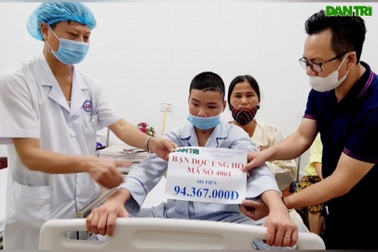 PV Dân trí trao quà bạn đọc tới nam sinh lớp 11