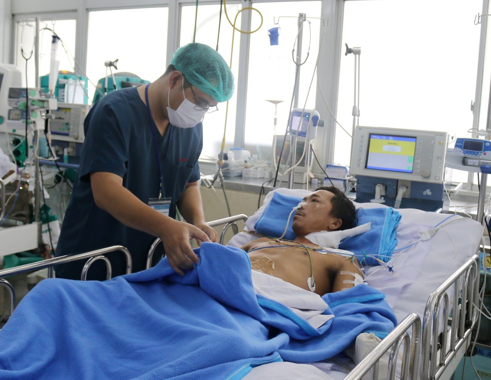 Bệnh nhân ôm rắn hổ chúa đi cấp cứu sắp được ghép da - 1 Bệnh nhân ôm rắn hổ chúa đi cấp cứu sắp được ghép da - 1