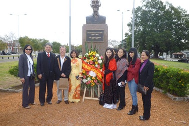 Khánh thành tượng đài Hồ Chí Minh ở Buenos Aires