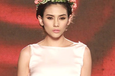 Hoàng Yến xinh như “thiên thần” trên sàn catwalk