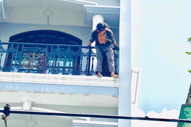 Cảnh sát leo mái nhà khống chế người đàn ông cầm vật nhọn la hét