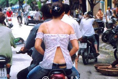 Buồn cho cách ăn mặc gây…phản cảm!