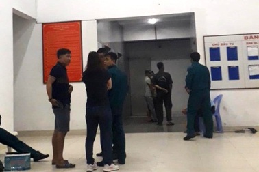 Rơi từ cửa thang máy tầng 18 không có cabin, một bảo vệ tử vong