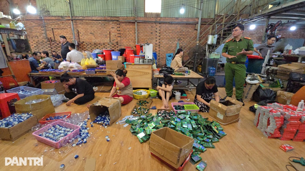 Thủ đoạn làm giả hàng trăm nghìn chai dầu gió của cặp vợ chồng ở TPHCM - 1 Thủ đoạn làm giả hàng trăm nghìn chai dầu gió của cặp vợ chồng ở TPHCM - 1