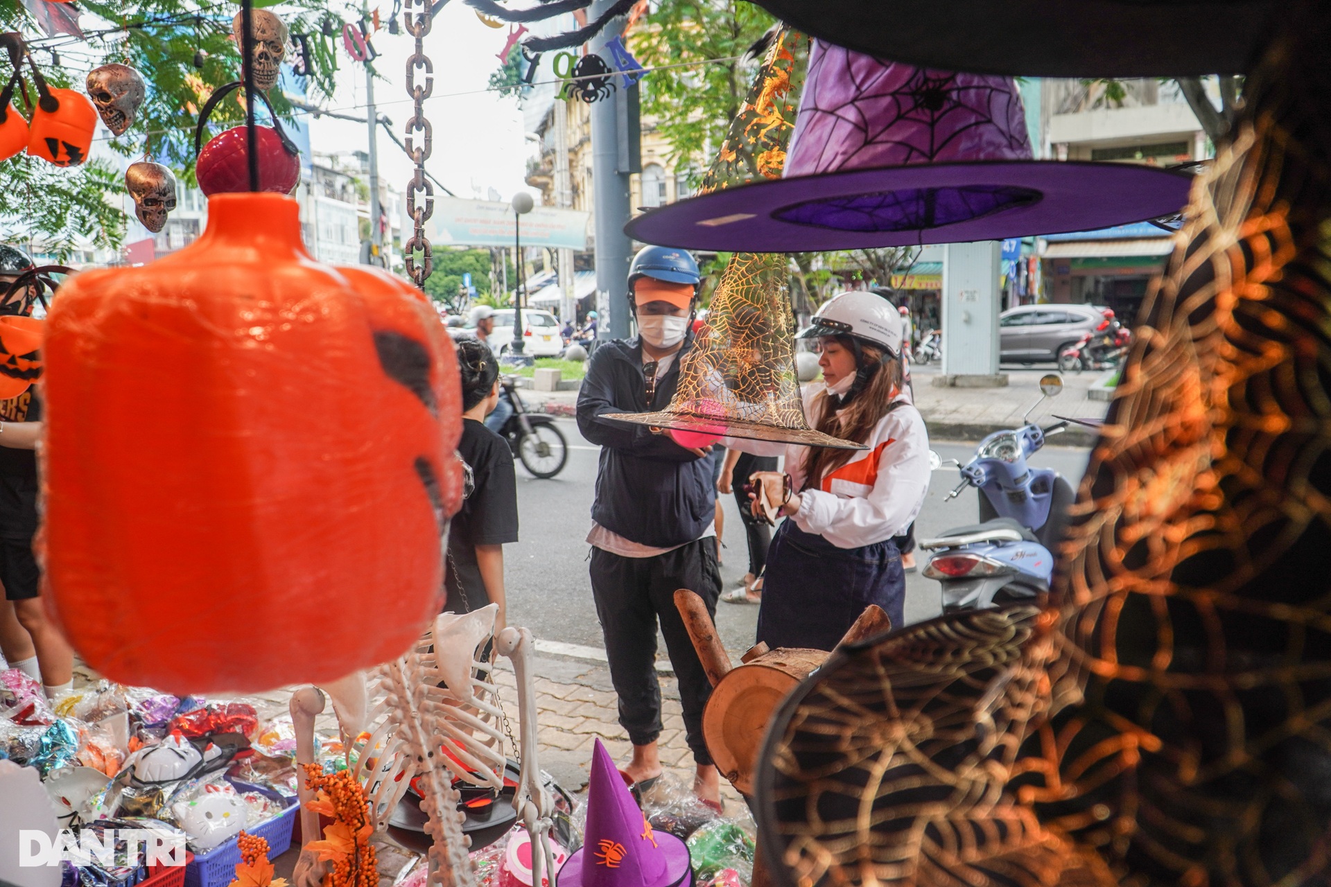 Không khí Halloween ngập tràn đường phố TPHCM - 10 Không khí Halloween ngập tràn đường phố TPHCM - 10
