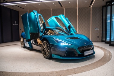 Siêu xe điện mạnh nhất thế giới có mặt tại Đông Nam Á với giá "ngất ngưởng"