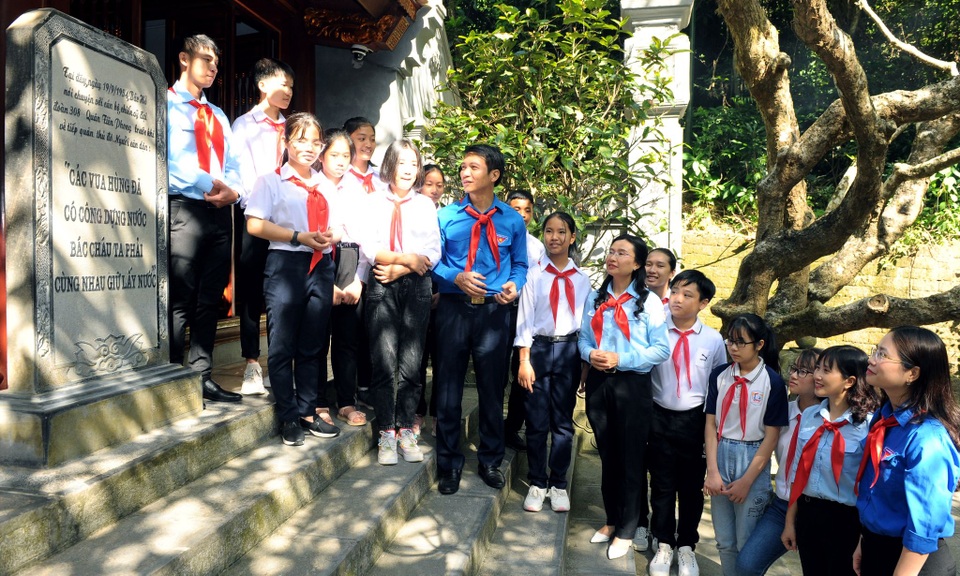 Cháu ngoan Bác Hồ về thăm đất Tổ, khánh thành thư viện tại Phú Thọ - 1 Cháu ngoan Bác Hồ về thăm đất Tổ, khánh thành thư viện tại Phú Thọ - 1