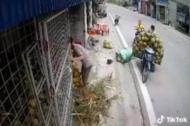 Khó hiểu tình huống “nữ ninja” đột nhiên buông hai tay, để xe gây tai nạn