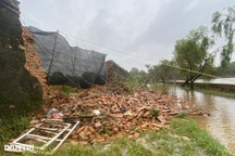 Cận cảnh đoạn tường đổ sập, cột gỗ ẩm mốc bên trong Hoàng thành Huế