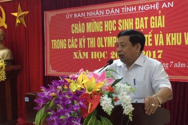Chủ tịch UBND tỉnh Nghệ An phát biểu trong lễ đón và chào mừng học sinh đạt giải trong các kỳ thi Olympic