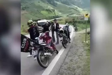 Các "phượt thủ" đứng giữa đường nhảy múa