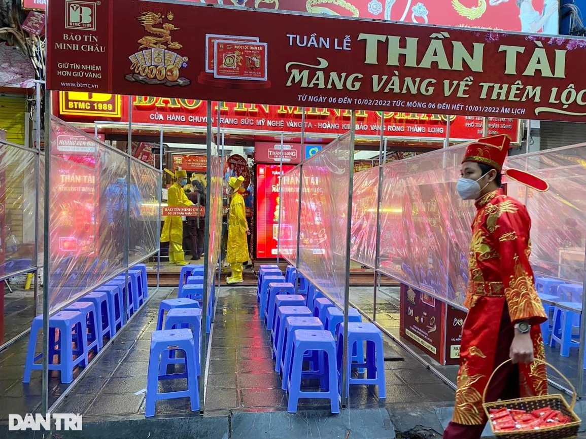 Cảnh tượng lạ ngày vía Thần tài: Đông lúc đầu, sau vắng như chùa bà đanh - 11 Cảnh tượng lạ ngày vía Thần tài: Đông lúc đầu, sau vắng như chùa bà đanh - 11