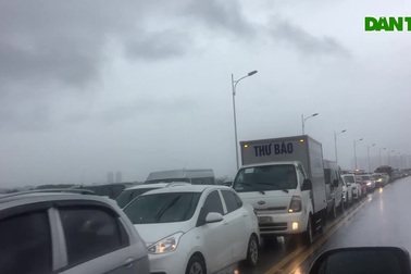 Hà Nội: Cầu huyết mạch tắc dài hàng km vì mưa bão