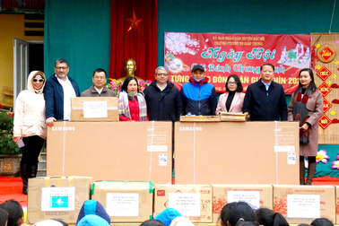 Đại sứ Azerbaijan và Đại sứ Kazakhstan tặng quà Tết cho trẻ em Hà Giang