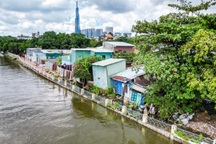 Sạt lở ven kênh TPHCM lan rộng