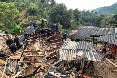 Hơn 400 chiến sĩ công an vào "rốn lũ" giúp dân dựng nhà, dọn trường