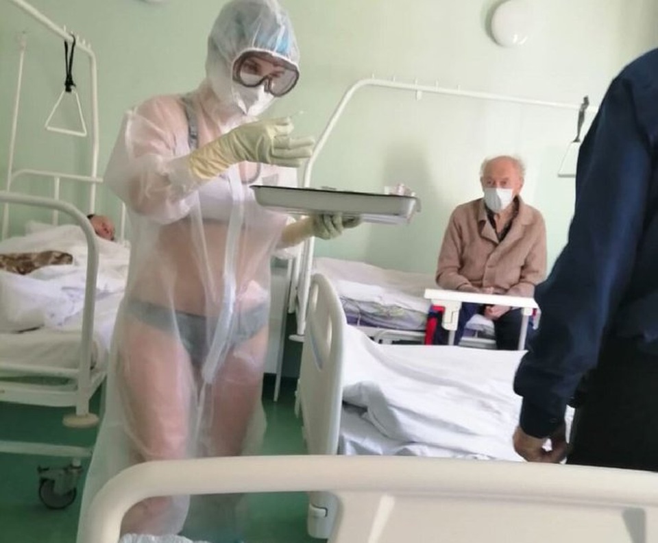 Nữ y tá Nga gây “bão mạng” vì mặc bikini dưới đồ bảo hộ - 1 Nữ y tá Nga gây “bão mạng” vì mặc bikini dưới đồ bảo hộ - 1