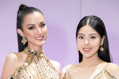 Hoa hậu Siêu quốc gia 2013 dạy catwalk cho đại diện Việt Nam