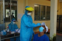 Tình nguyện viên Cần Thơ vượt sông từ tờ mờ sáng để "truy" F0