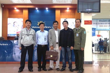 Nhân viên an ninh cảng hàng không Vinh trả lại gần 300 triệu đồng cho khách