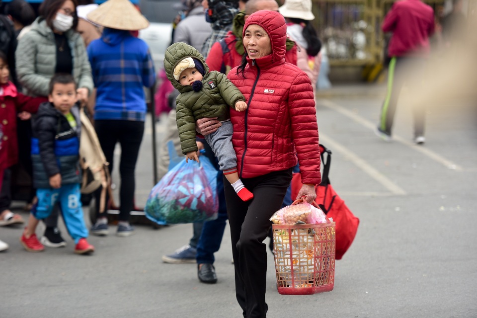 Người dân mang gà, vịt trở lại thủ đô sau kỳ nghỉ Tết Nguyên đán - 4 Người dân mang gà, vịt trở lại thủ đô sau kỳ nghỉ Tết Nguyên đán - 4