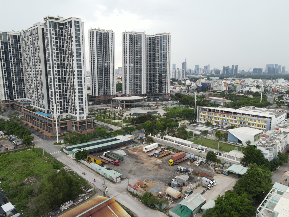 Làm nhà xây không kịp bán, tranh nhau để mua: Ngoài cười, trong khóc - 3