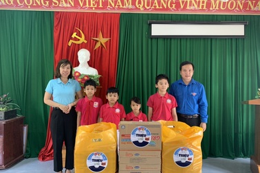 Tặng hơn 1.000 ly sữa, học bổng cho đội viên, thiếu nhi hoàn cảnh khó khăn