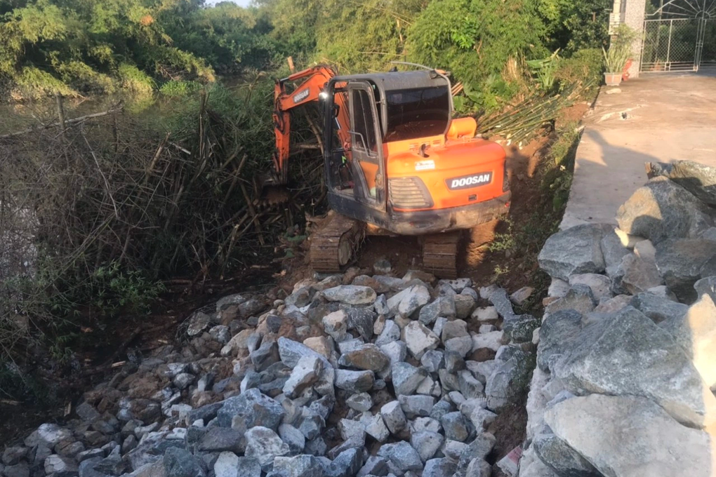 Sạt lở uy hiếp nhà dân, huy động 200 người gia cố bờ sông - 2 Sạt lở uy hiếp nhà dân, huy động 200 người gia cố bờ sông - 2