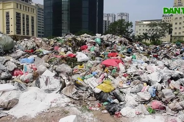 Rác thải lại ùn ứ khắp nội thành Hà Nội