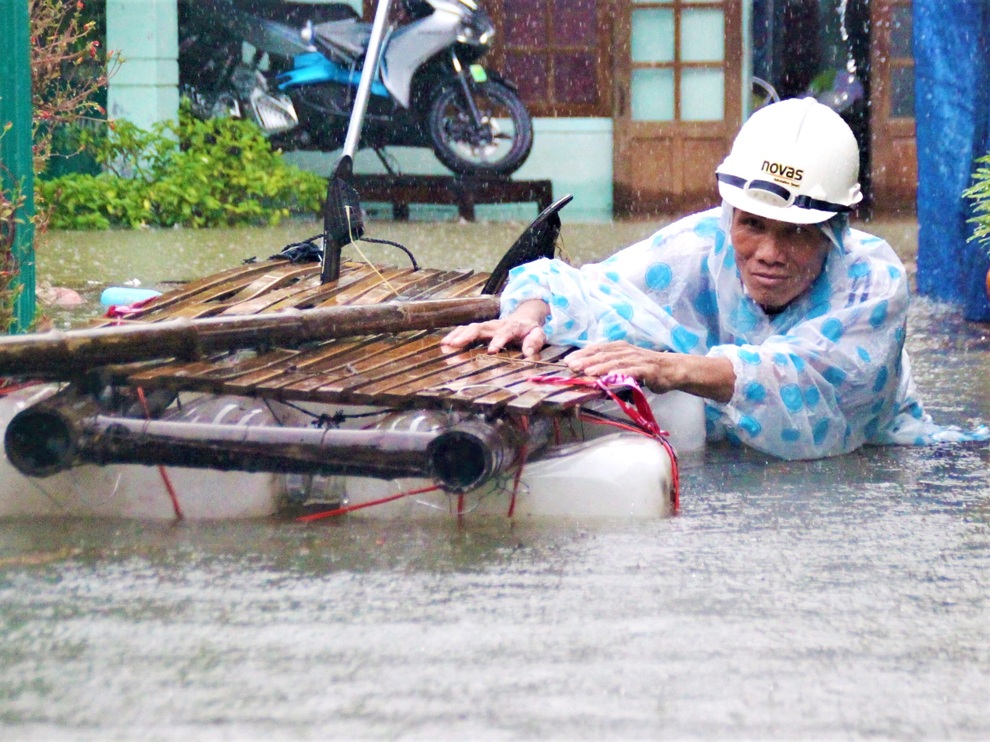Biển nước bủa vây, người già, trẻ nhỏ hối hả chạy lũ - 4 Biển nước bủa vây, người già, trẻ nhỏ hối hả chạy lũ - 4