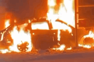 Xe CX5 bốc cháy dữ dội khi đang đỗ