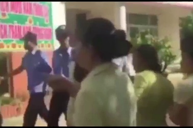 Bảo vệ xông vào trường học rút súng đòi bắt người