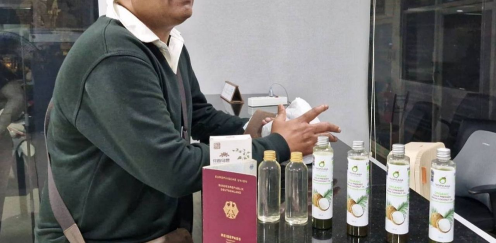 Đi Thái Lan du lịch, du khách bị lừa mua 5 chai dầu dừa giá 122 triệu đồng - 1 Đi Thái Lan du lịch, du khách bị lừa mua 5 chai dầu dừa giá 122 triệu đồng - 1