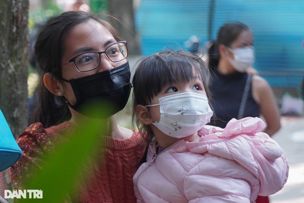 Thất hứa nhiều lần, bố mẹ liều mình đưa con nhỏ vào công viên vui chơi - 6 Thất hứa nhiều lần, bố mẹ liều mình đưa con nhỏ vào công viên vui chơi - 6